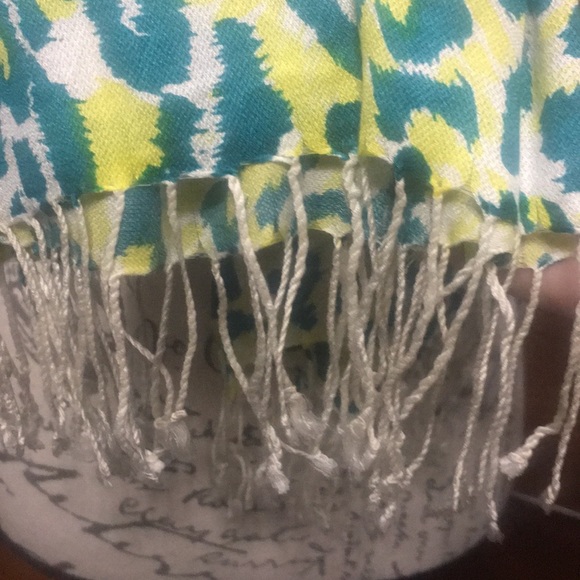 BCBG MAXAZRIA leopard print w/fringe scarf. - Picture 2 of 3